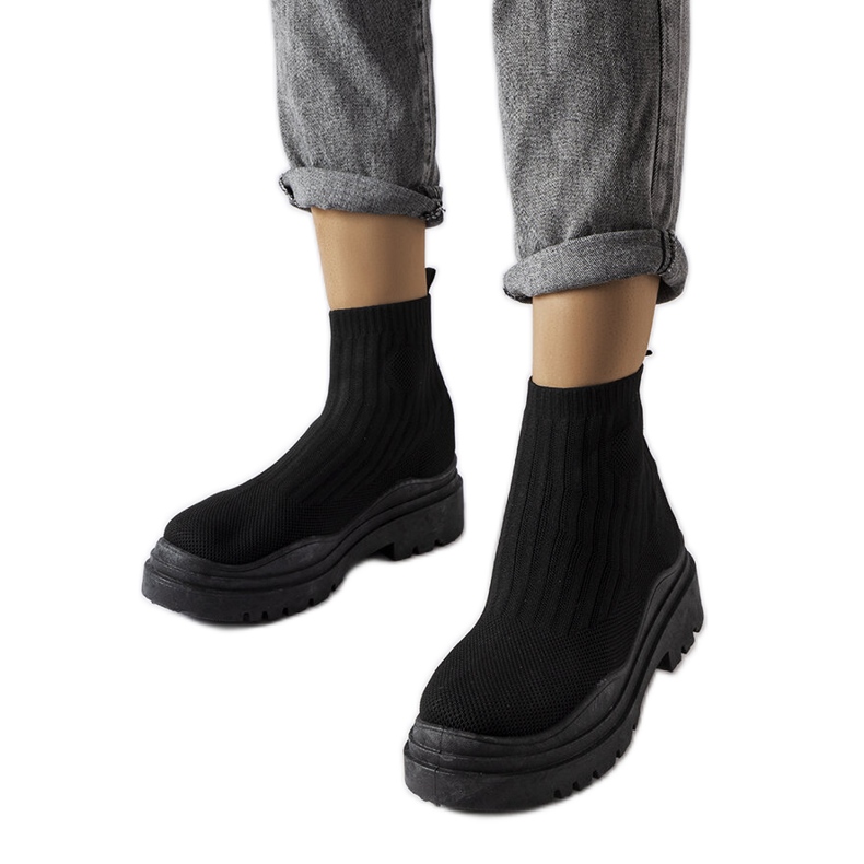 Označava crne visoke tenisice crno