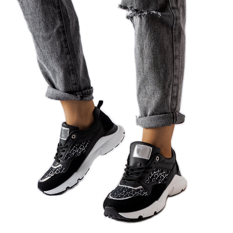 Crne tenisice sa srebrnim ukrasima iz Ria bijela