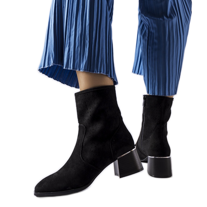 Crne gležnjače s perforiranim gornjištem iz Cavalla crno