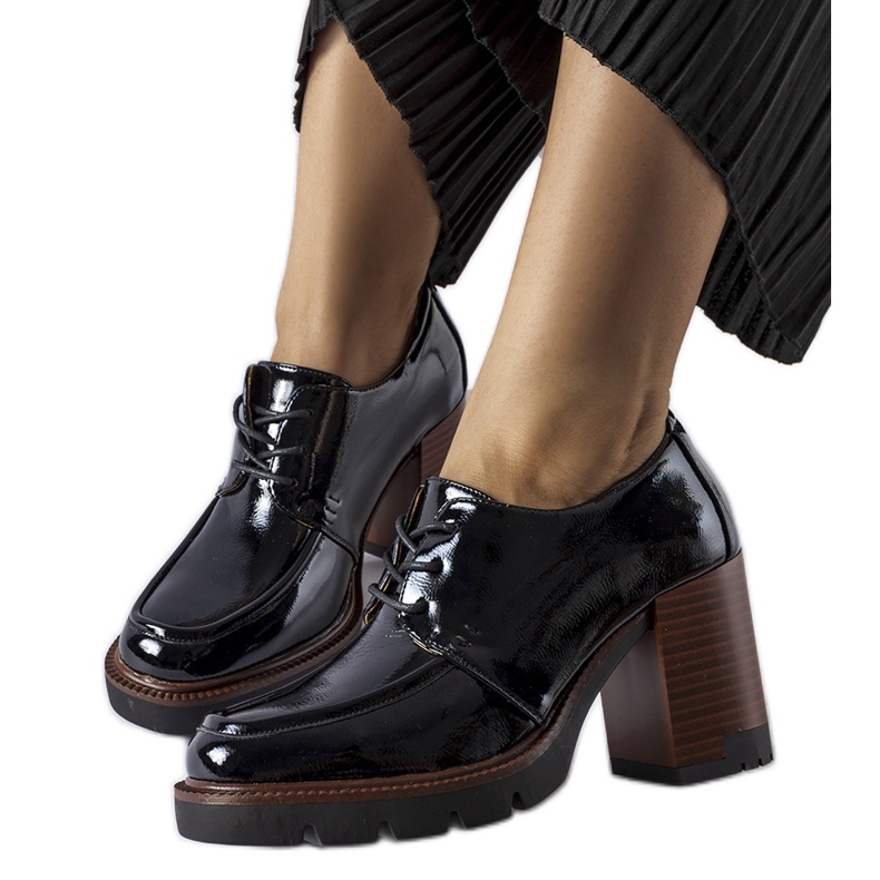 Crne lakirane cipele s visokom petom iz Vinceze crno