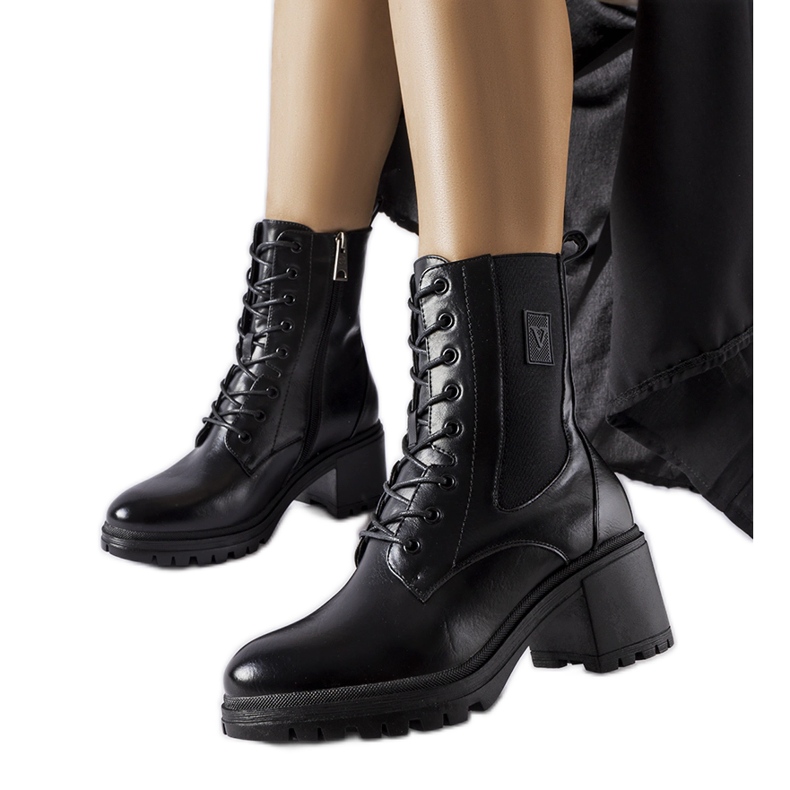 Vinceza Crne izolirane gležnjače iz Vinceze crno