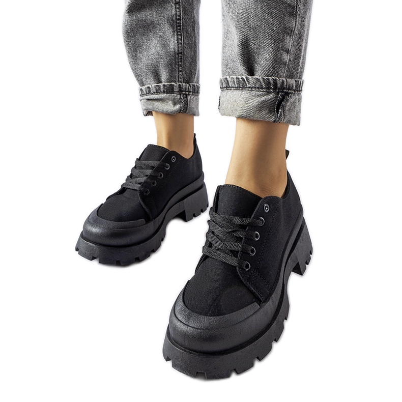 Crne cipele s masivnim špic đonom crno