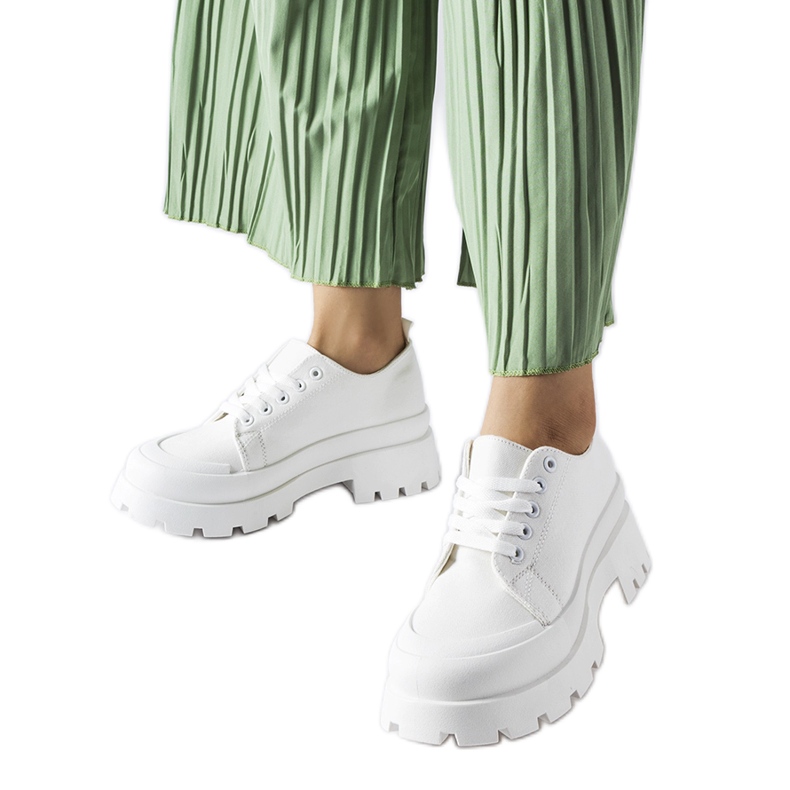 Bijele cipele s masivnim špic đonom bijela