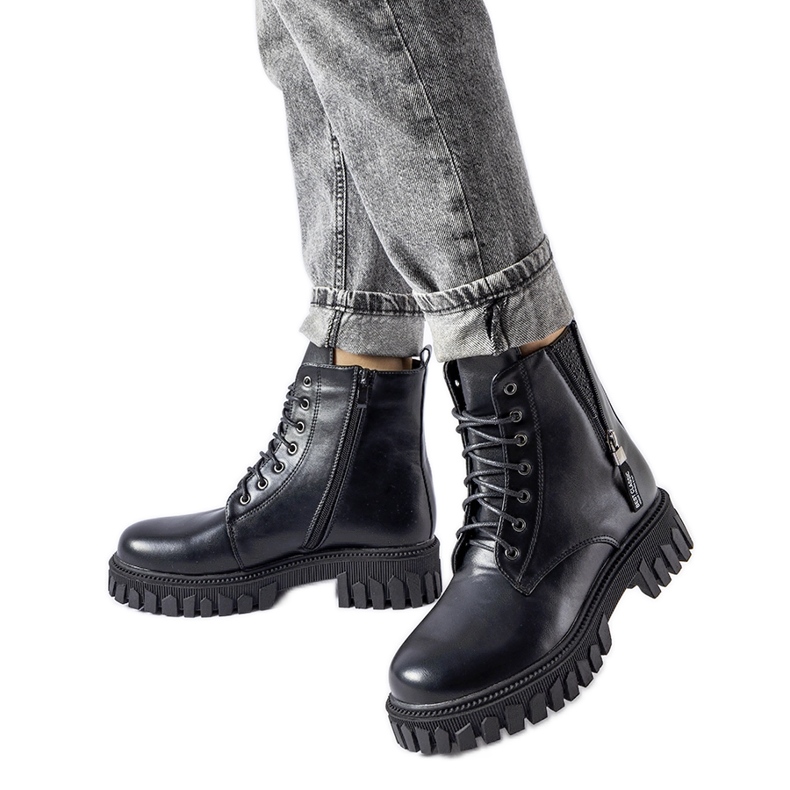 Crne gležnjače na vezanje s Latsch kamenčićima crno