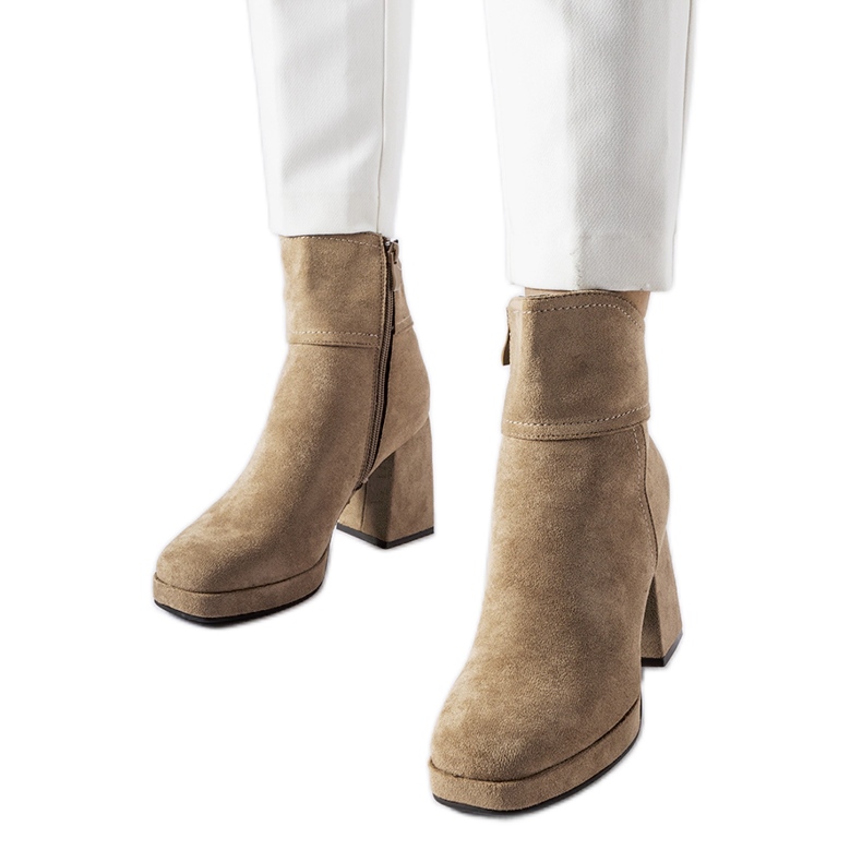 Sive gležnjače na masivnu Itaf petu bež