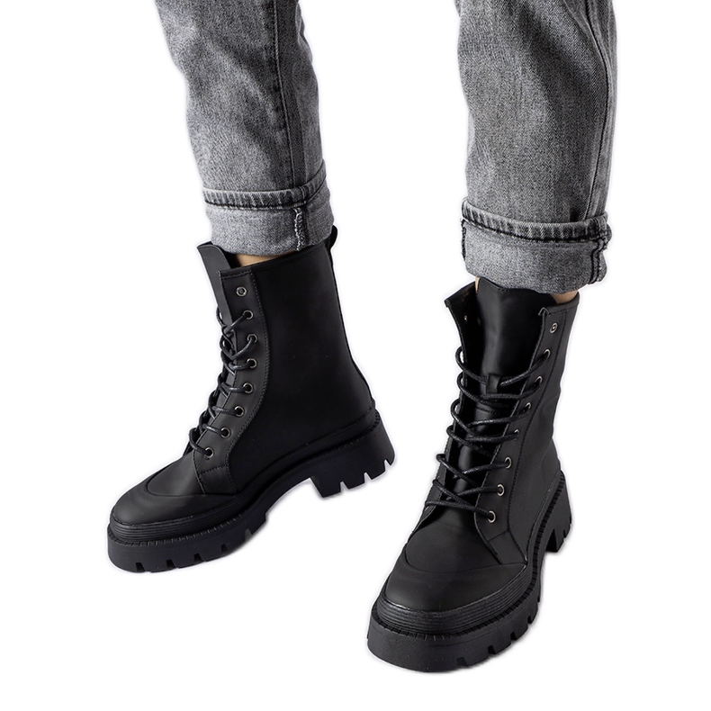 Inna Crne tenisice s mat Thiery završetkom crno