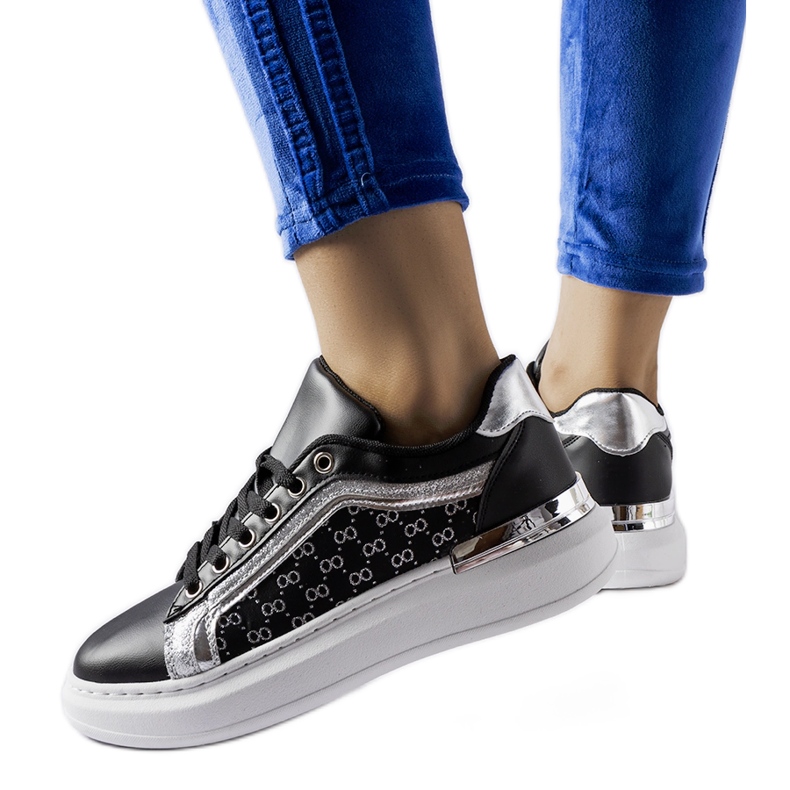 Crne tenisice sa srebrnim Leo ukrasom crno