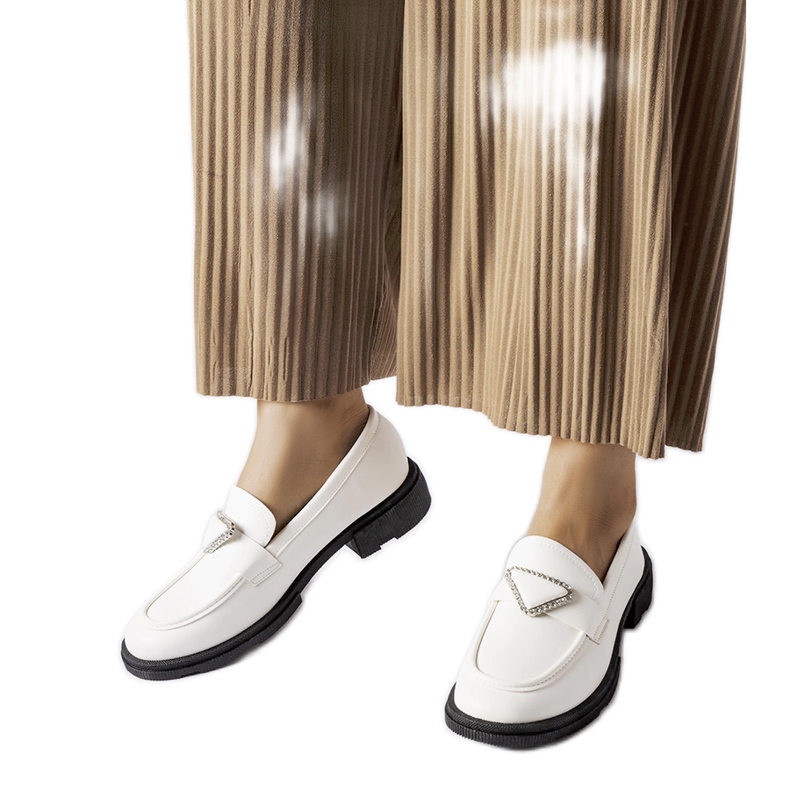 Bijele mokasine ukrašene Marsilius kamenčićima bijela