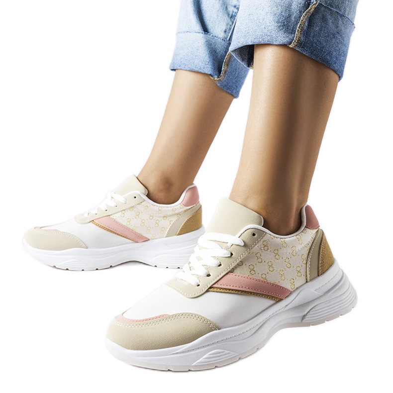 Inna Bež i bijele tenisice sa zlatnim duffy naglaskom