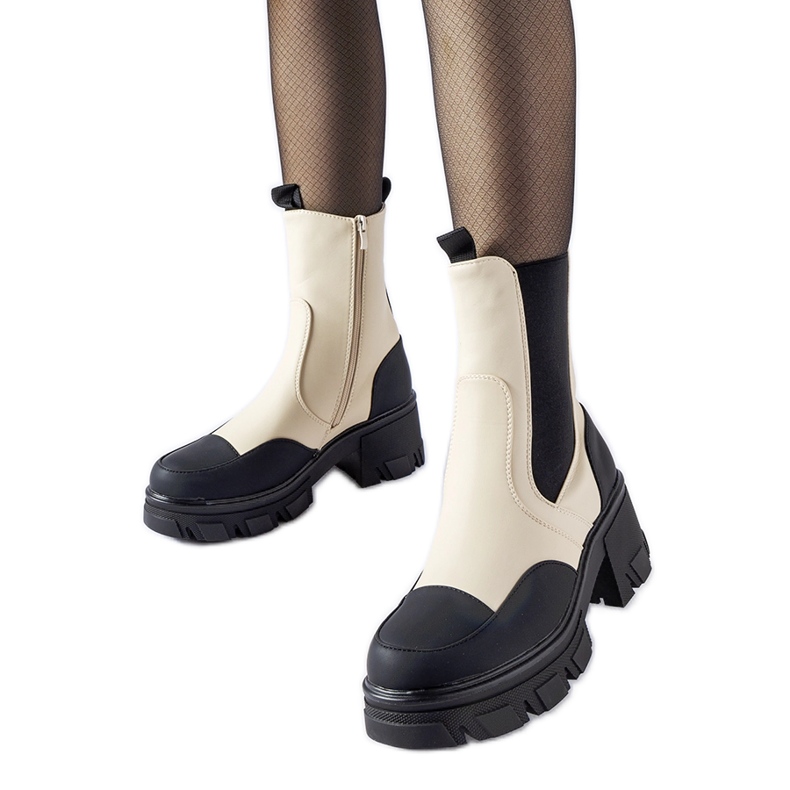 Bež i crne masivne natikače iz Mafalde