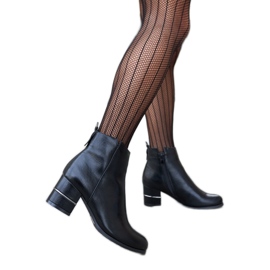 Crne gležnjače s ukrasnom Batista petom crno