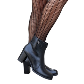 Crne izolirane gležnjače s Barreto kamenčićima crna