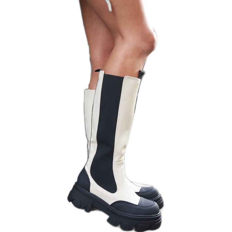 Bež masivne čizme s gazištem marke Barrios