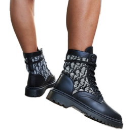 Crne čizme ukrašene monogramom crna