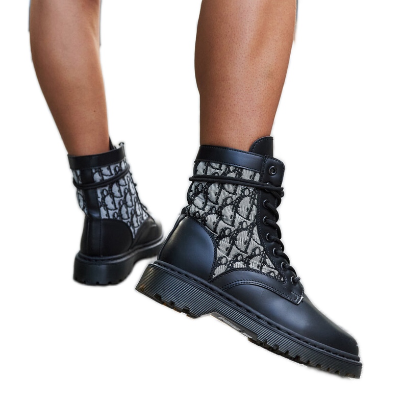 Crne čizme ukrašene monogramom crno