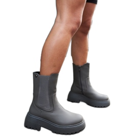 Zelene izolirane gležnjače na platformi Rinaldo zelena