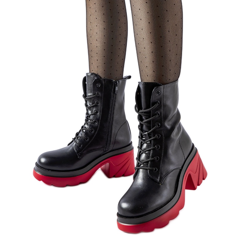 Crne izolirane cipele s crvenom petom Trošak crno