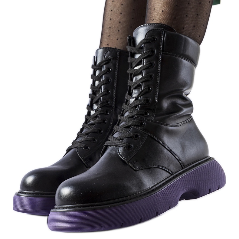 Crne izolirane cipele s ljubičastim potplatom Beata crno