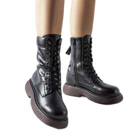 Crne izolirane čizme sa smeđim potplatom Beata crna