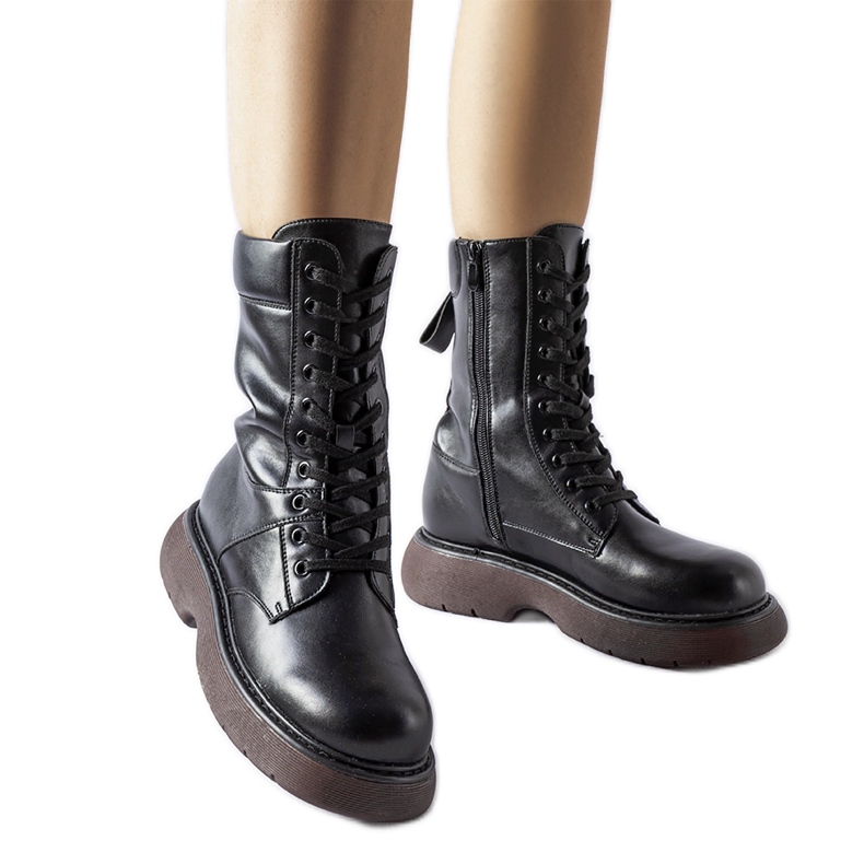 Crne izolirane čizme sa smeđim potplatom Beata crno