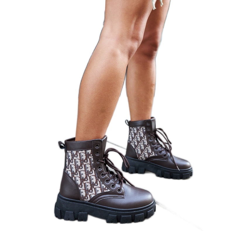 Smeđe gležnjače s ukrasnim Madelene natpisima smeđa