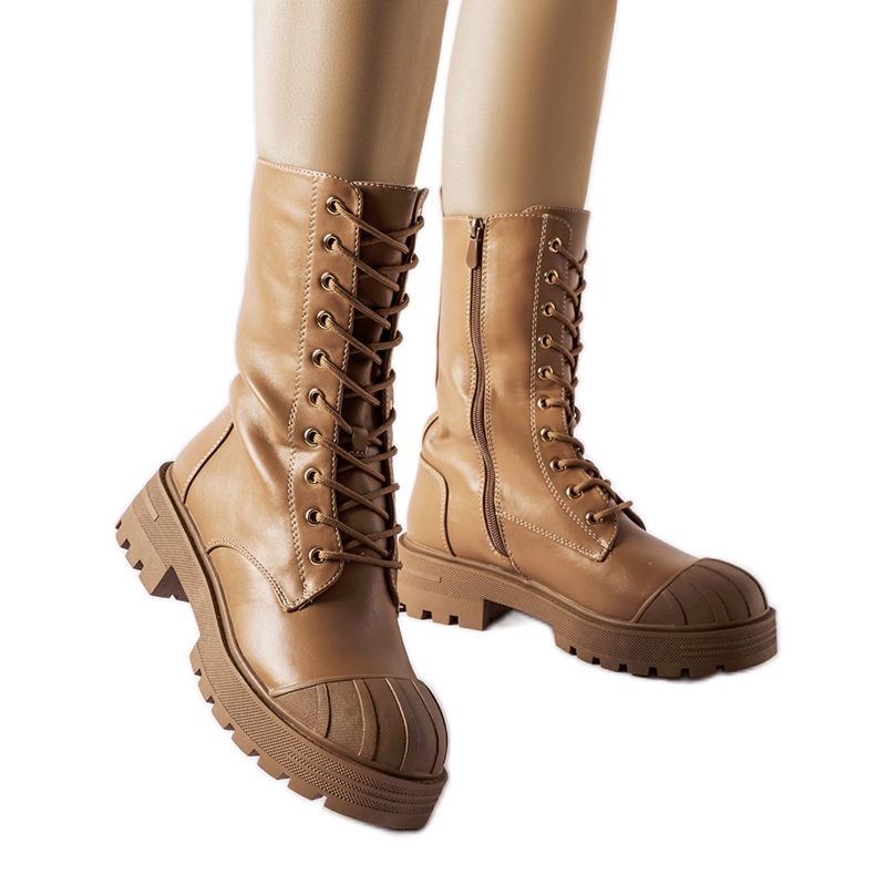 Smeđe izolirane ženske Cardinale radnice smeđa