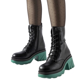 Radnici u crnoj izolaciji na nautičkom stupu Costa crna