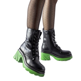 Crne izolirane cipele sa zelenom Cost petom crna