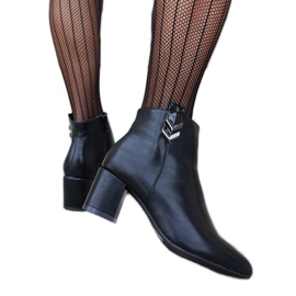 Crne gležnjače na nisku petu marke Aniceto crna