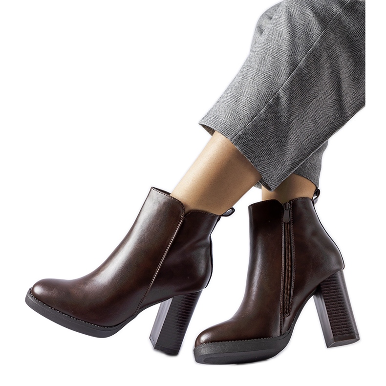 Smeđe izolirane gležnjače iz Sambrusona smeđa