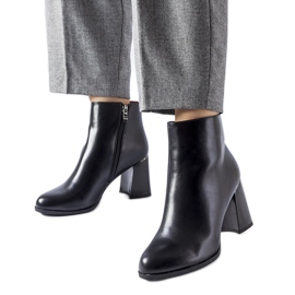 Crne izolirane gležnjače s ukrasnom Clivi petom crna