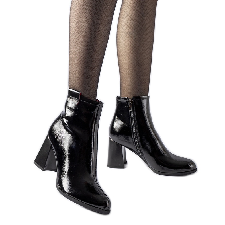 Crne izolirane patentirane Carcare gležnjače crno