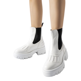 Bijeli masivni izolirani Carruba radnici bijela