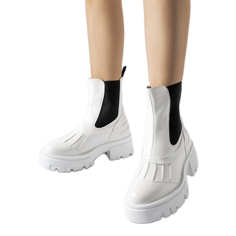 Bijeli masivni izolirani Carruba radnici bijela