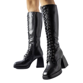 Crne izolirane čizme s masivnom Nova petom crna