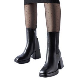 Crne izolirane čizme s masivnom Adamo petom crna