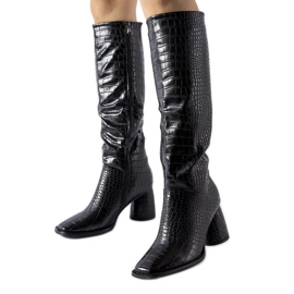 Crne čizme ukrašene reljefom Vijeća crna