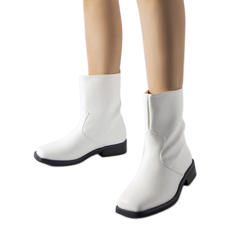 Bijele izolirane gležnjače s četvrtastim vrhom Bel bijela