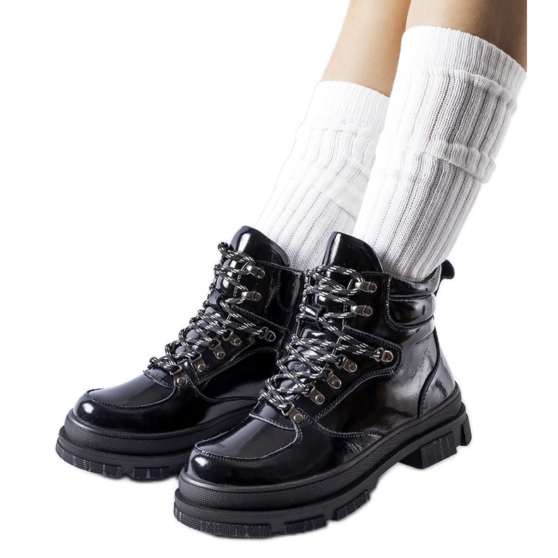 Crne lakirane gležnjače iz Richardsa crno