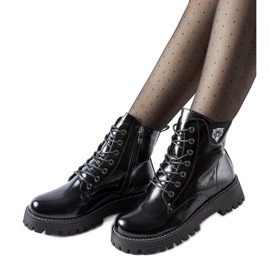 Crni, izolirani, lakirani radnici Bungane crna