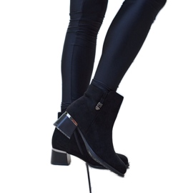 Crne elegantne čizme s Bocconi kamenčićima crna