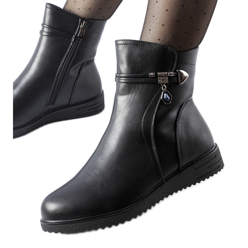 Crne izolirane gležnjače s ukrasnim Nola privjeskom crno