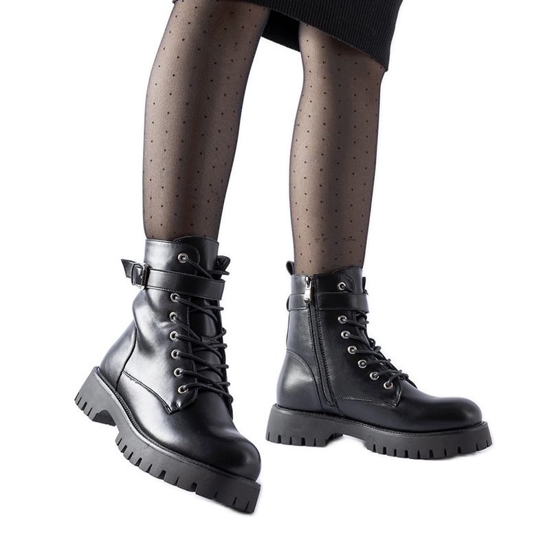 Crne izolirane gležnjače s ukrasnom Fino kopčom crno