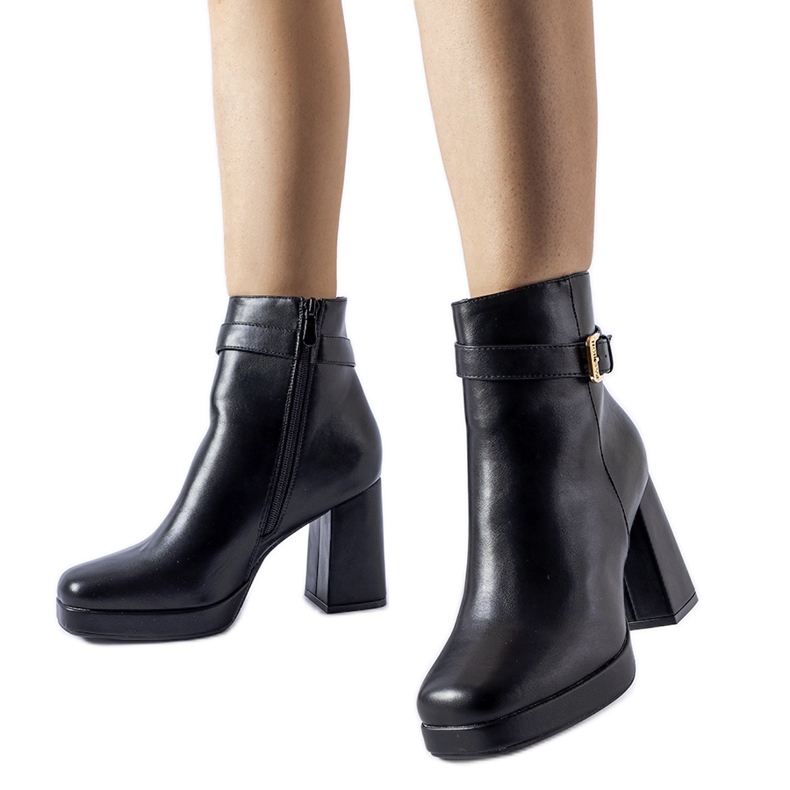 Crne izolirane klasične Caio gležnjače s visokom petom crno