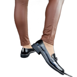 Crne lakirane mokasinke s kopčom crna