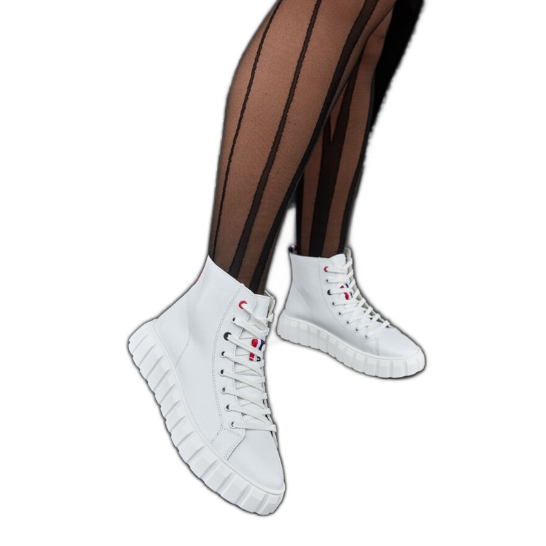 Inna Carassai duge bijele kožne tenisice bijela