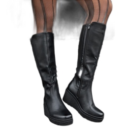 Crne, izolirane čizme na klin crna