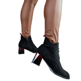 Crne gležnjače s lakiranom petom crna