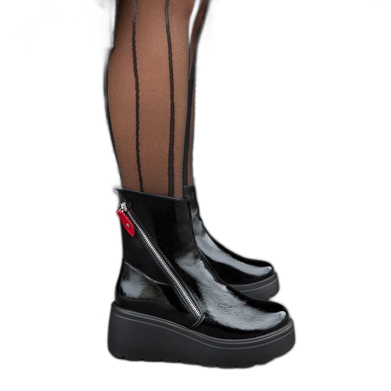 Crne, izolirane čizme na klin crno