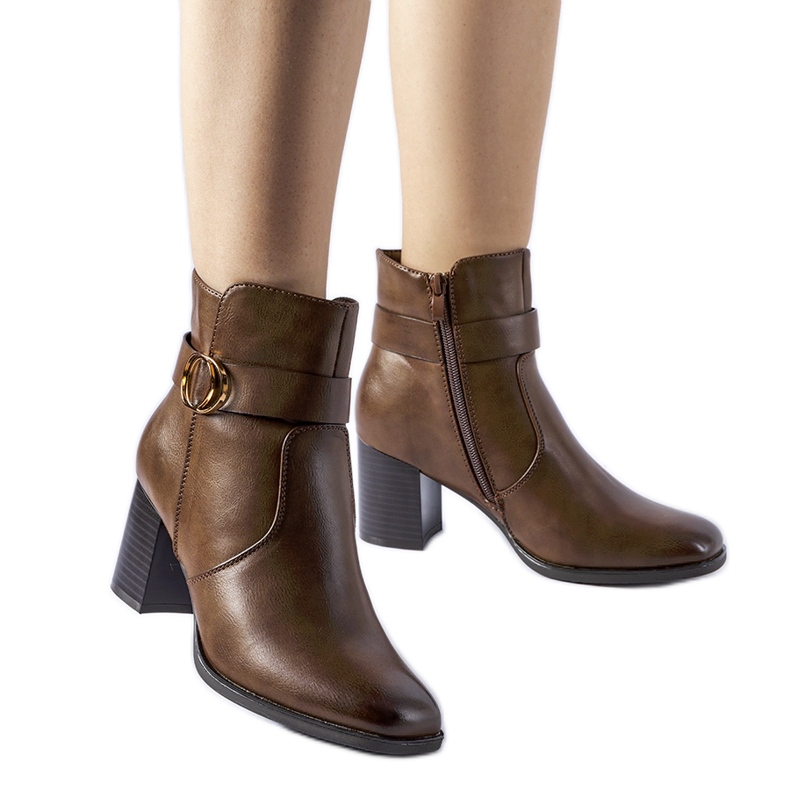 Smeđe izolirane gležnjače od Muscoline smeđa